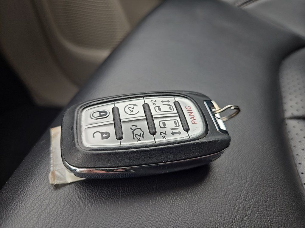 Used 2023 Chrysler Pacifica Touring-L FWD image 12