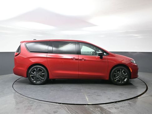 New 2026 Chrysler Pacifica Select image 2