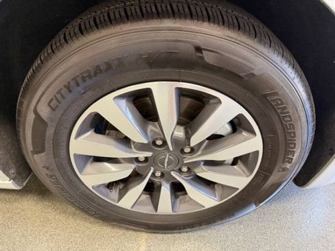 Used 2024 Chrysler Pacifica Limited FWD image 6