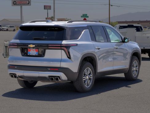 Used 2024 Chevrolet Traverse LT image 5