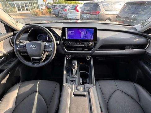 Used 2024 Toyota Grand Highlander Limited image 22