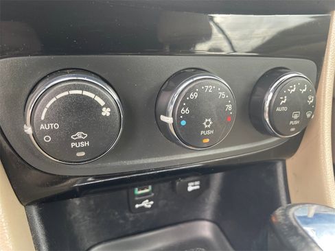 Used 2012 Chrysler 200 Touring image 11