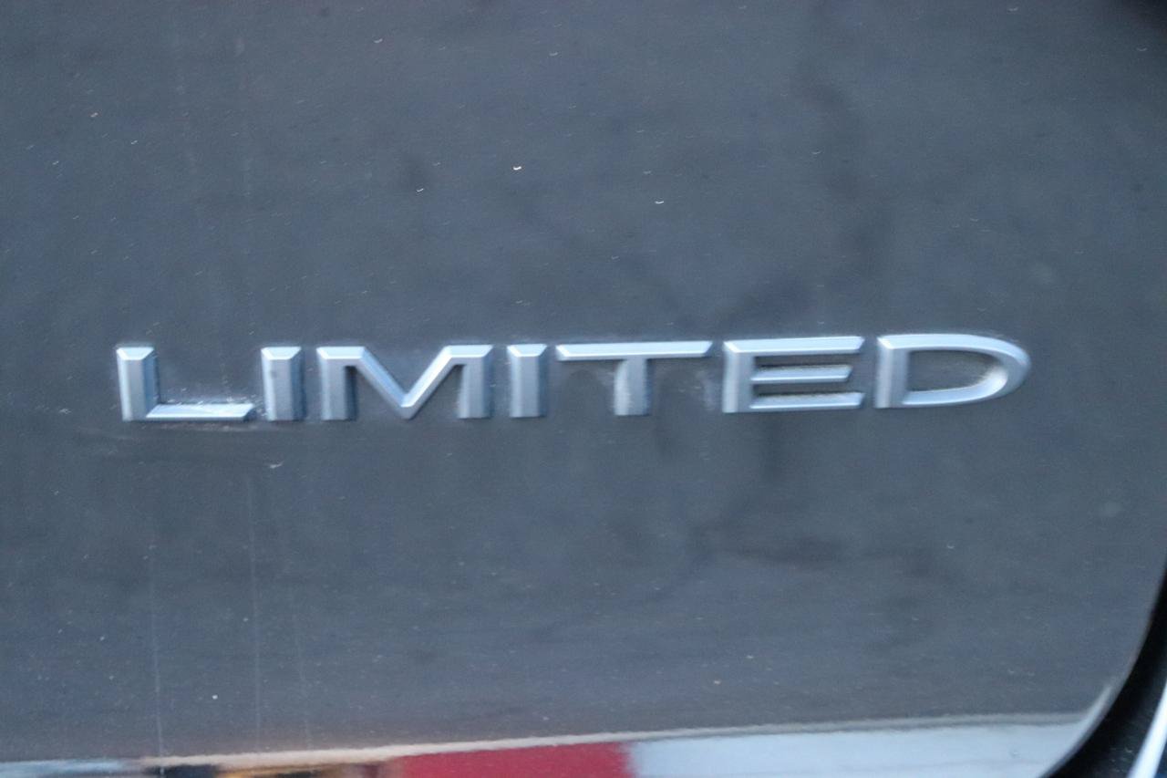 Used 2025 Chrysler Pacifica Limited FWD image 65