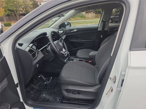 Certified 2025 Volkswagen Taos SE image 13