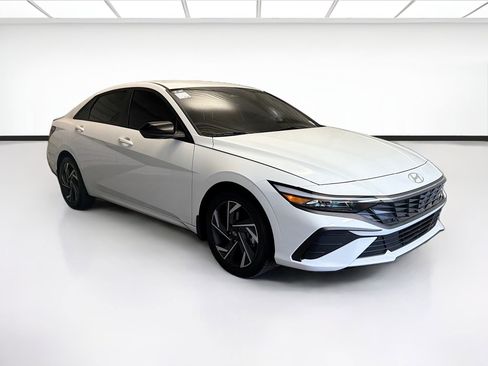 Used 2025 Hyundai Elantra Sport FWD image 3