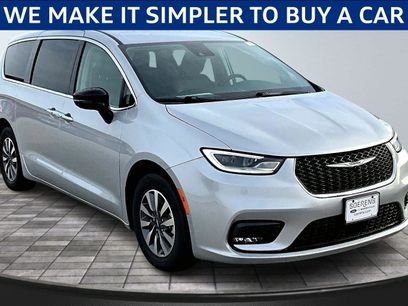 Used 2024 Chrysler Pacifica Select