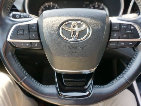 Used 2021 Toyota Highlander XLE image 17