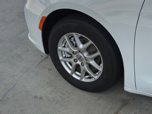 Used 2024 Chrysler Pacifica Touring-L FWD image 33