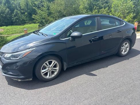 Used 2017 Chevrolet Cruze LT w/ Convenience Package FWD image 2