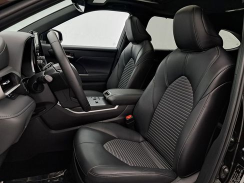 Used 2024 Toyota Highlander XSE image 6