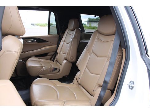Used 2018 Cadillac Escalade Platinum AWD/4WD image 14