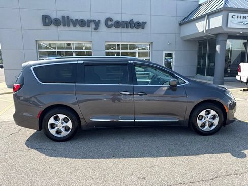 Used 2017 Chrysler Pacifica Touring-L Plus FWD image 4