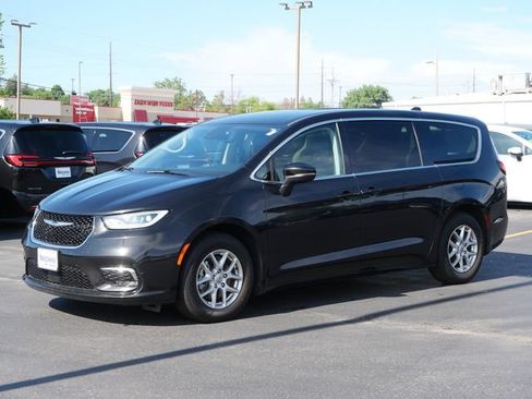 Used 2023 Chrysler Pacifica Touring-L FWD image 2