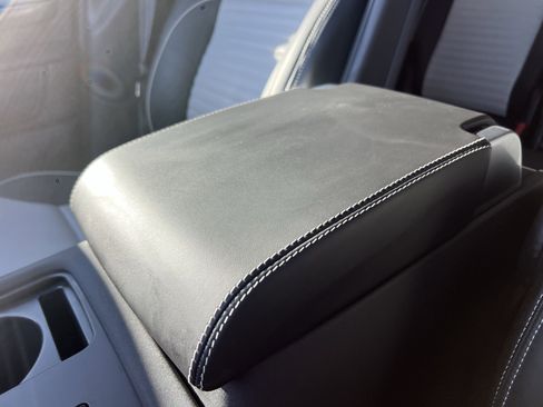 Certified 2024 Land Rover Discovery Metropolitan Edition image 30