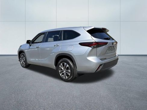 Used 2024 Toyota Highlander XLE AWD/4WD image 7