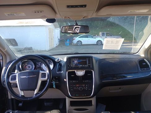 Used 2014 Chrysler Town & Country Touring image 17