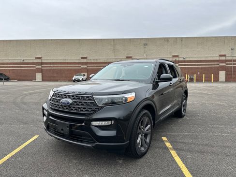 Used 2022 Ford Explorer XLT w/ Equipment Group 202A image 4