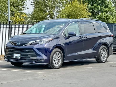 Used 2024 Toyota Sienna LE AWD/4WD image 7