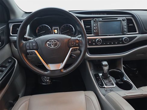 Used 2017 Toyota Highlander XLE image 21
