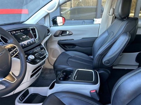Used 2024 Chrysler Pacifica Touring-L image 21