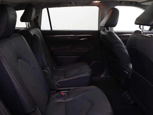Used 2023 Toyota Highlander Platinum image 12