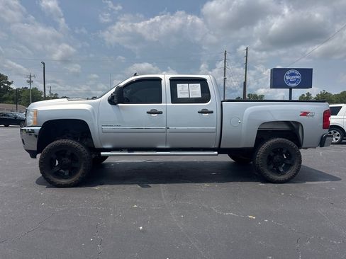 Used 2014 Chevrolet Silverado 2500 LT w/ Custom Sport Truck Package AWD/4WD image 2