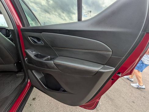 Used 2021 Chevrolet Traverse LT w/ LT Premium Package image 27