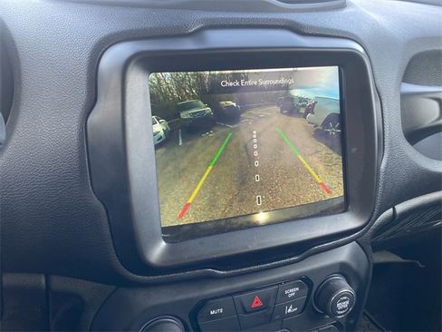 Used 2023 Jeep Renegade Latitude image 29