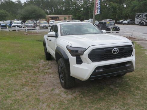 Used 2024 Toyota Tacoma TRD Off-Road AWD/4WD image 4