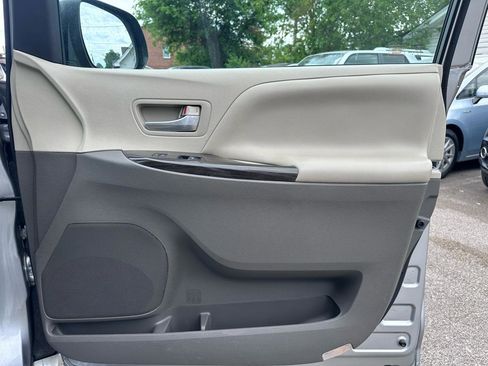 Used 2018 Toyota Sienna XLE FWD image 29