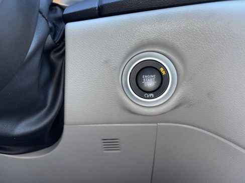 Used 2024 Chrysler Pacifica Touring-L FWD image 21