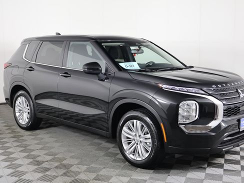 Used 2024 Mitsubishi Outlander ES image 4