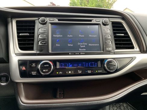 Used 2017 Toyota Highlander SE image 23