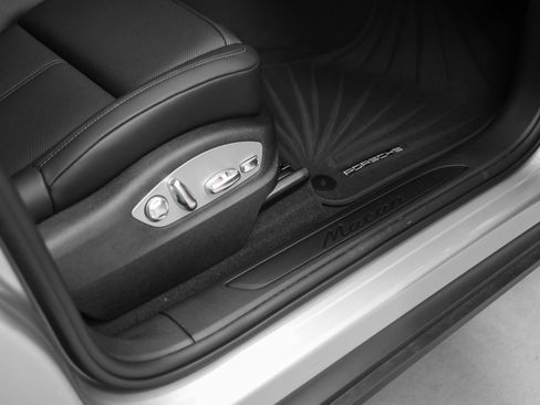 Certified 2025 Porsche Macan image 17