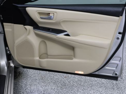 Used 2017 Toyota Camry XLE w/ Moonroof Package FWD image 37