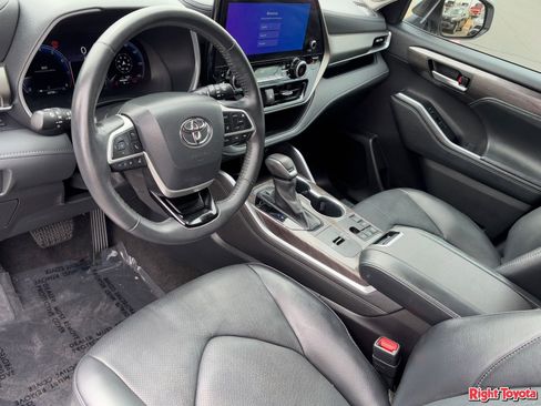 Used 2023 Toyota Highlander Limited image 19
