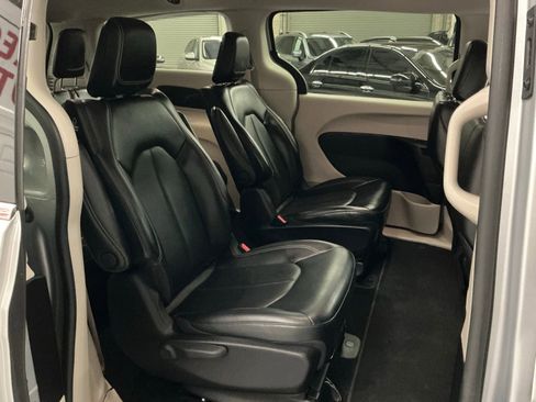 Used 2023 Chrysler Pacifica Touring-L image 15