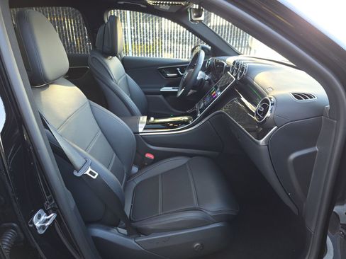Used 2025 Mercedes-Benz GLC 300 4MATIC image 11