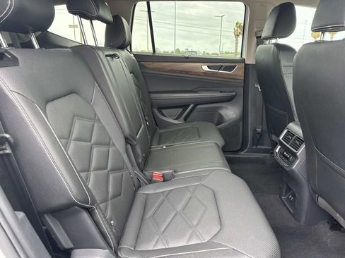 Used 2025 Volkswagen Atlas SE FWD image 9