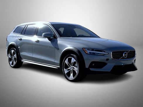 Used 2025 Volvo V60 B5 Cross Country Plus image 3