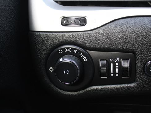 Used 2015 Jeep Cherokee Trailhawk w/ Comfort/Convenience Group image 25