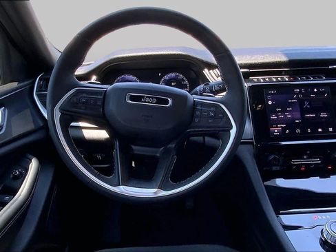 Used 2025 Jeep Grand Cherokee L Laredo w/ Luxury Tech Group I RWD image 6