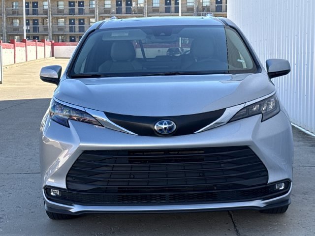 Used 2025 Toyota Sienna XLE FWD image 8