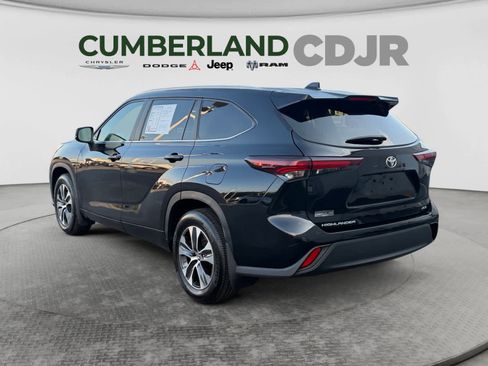 Used 2024 Toyota Highlander XLE FWD image 4