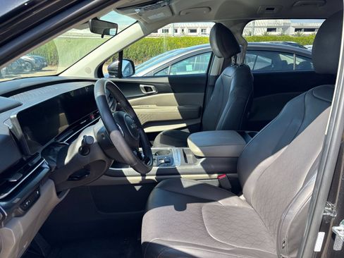 Used 2026 Kia Carnival FWD image 29