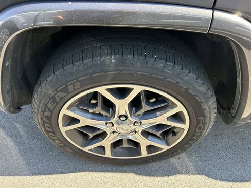 Used 2019 Jeep Grand Cherokee Overland w/ Interior Metal Package AWD/4WD image 10
