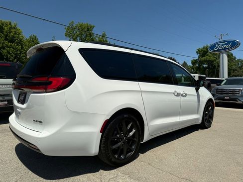 Used 2025 Chrysler Pacifica Limited FWD image 5