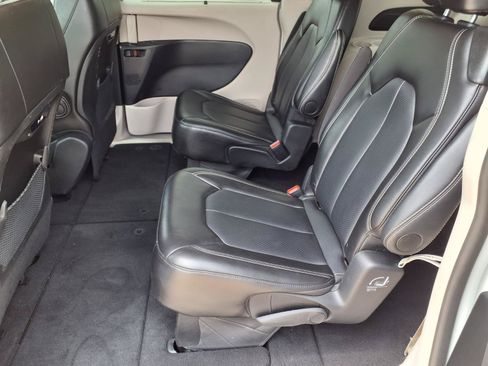 Used 2024 Chrysler Pacifica Touring-L FWD image 10