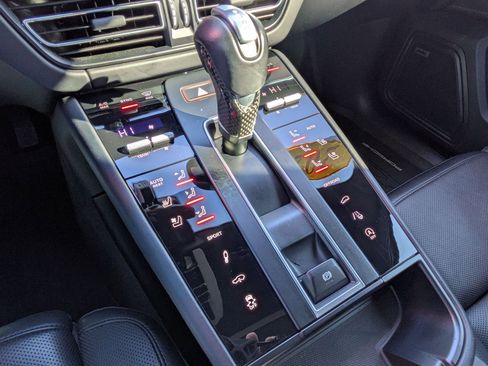 Used 2024 Porsche Macan image 23