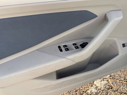 Certified 2025 Volkswagen Jetta SE image 9